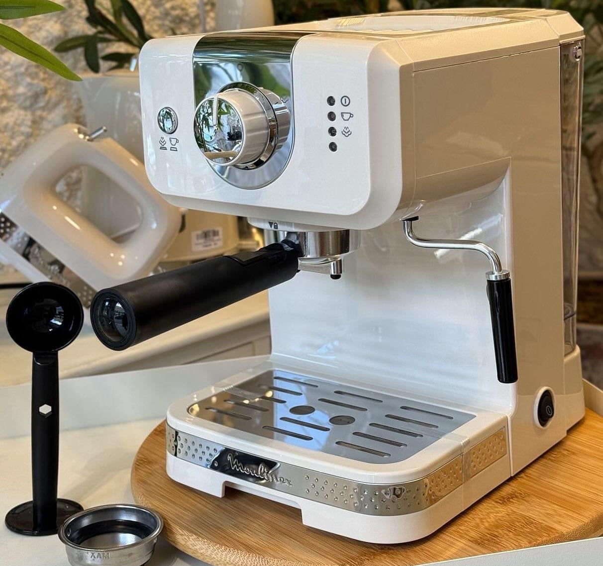 MOULINEX Soleil Cafetière expresso à pompe, Pression 15 bars, Buse mousseur à lait, Réservoir d'eau 1,5 L, Porte-filtres
